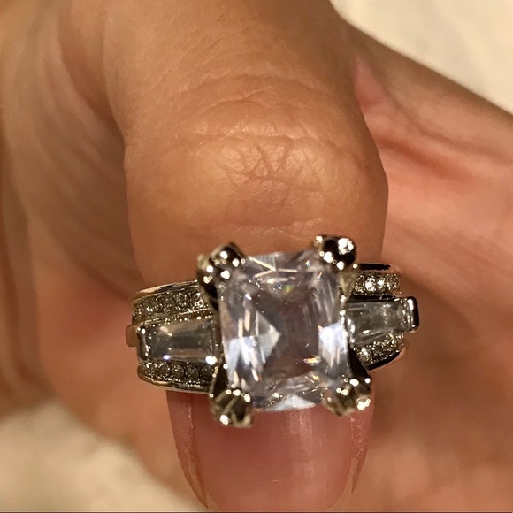 Jewelry - Gorgeous Silver Wedding Ring